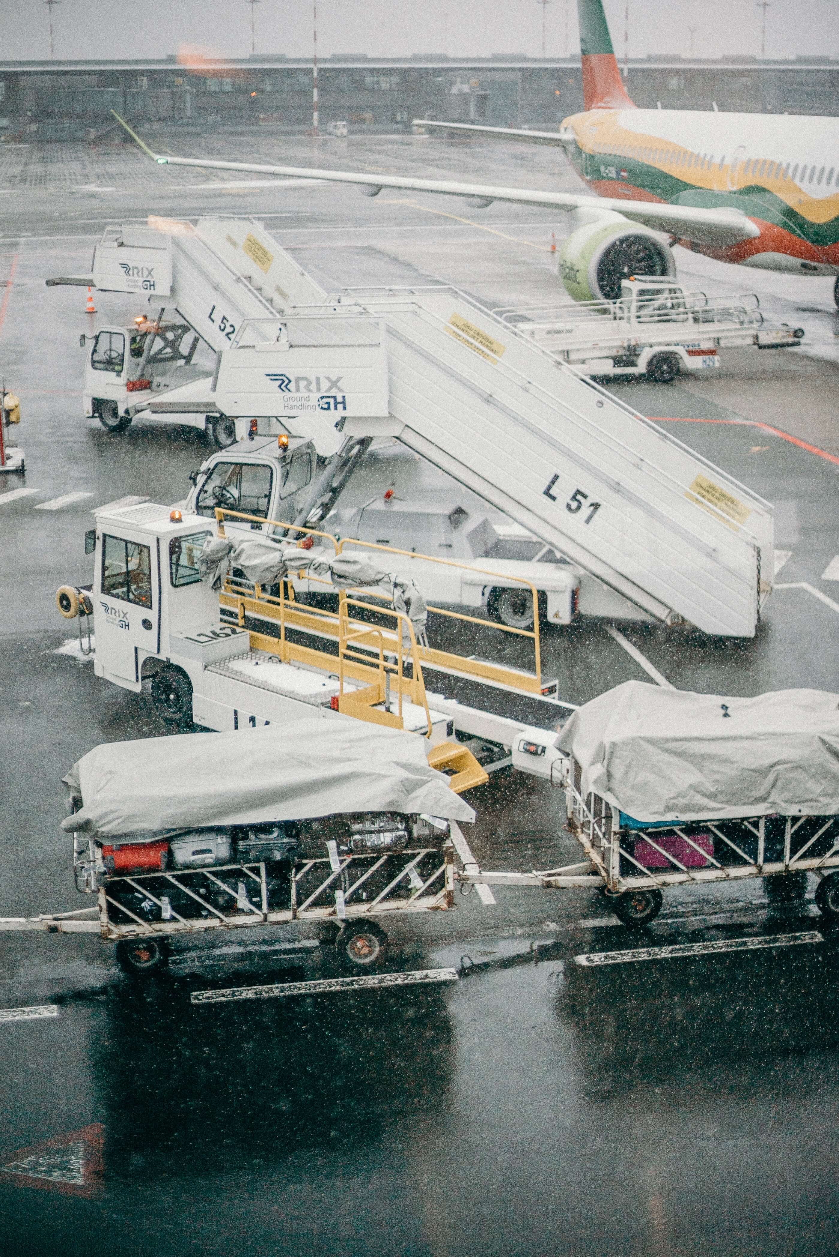 Avión recibiendo carga