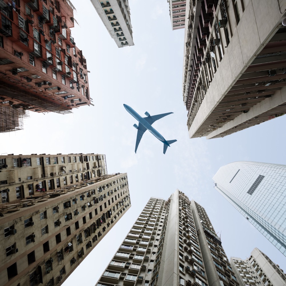 Avión sobrevolando una ciudad