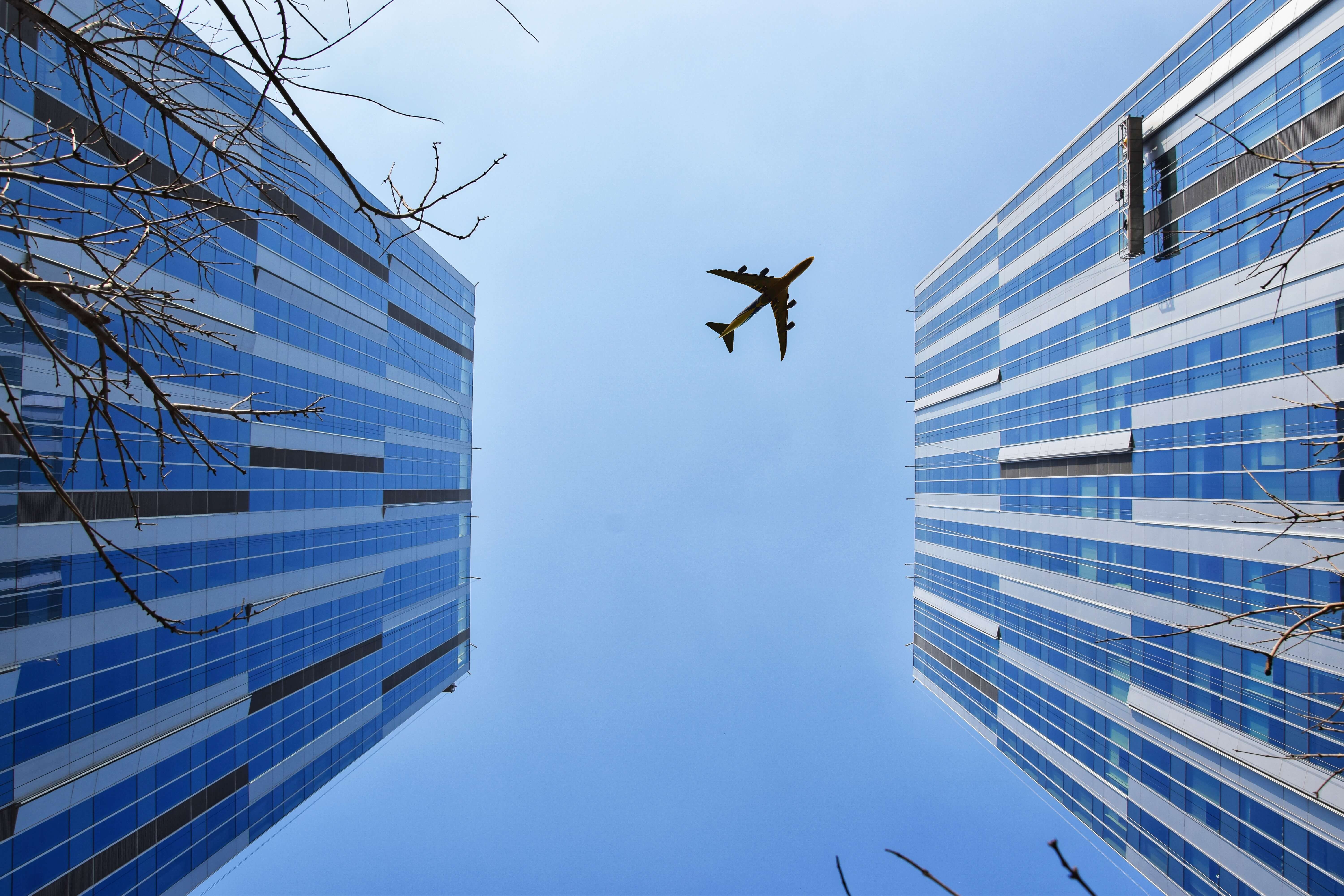 Avión sobrevolando edificios